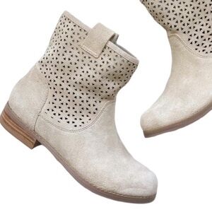 New SOLE SOCIETY Kaye Perforated Taupe Suede Ankle Bootie Tan Sz 5